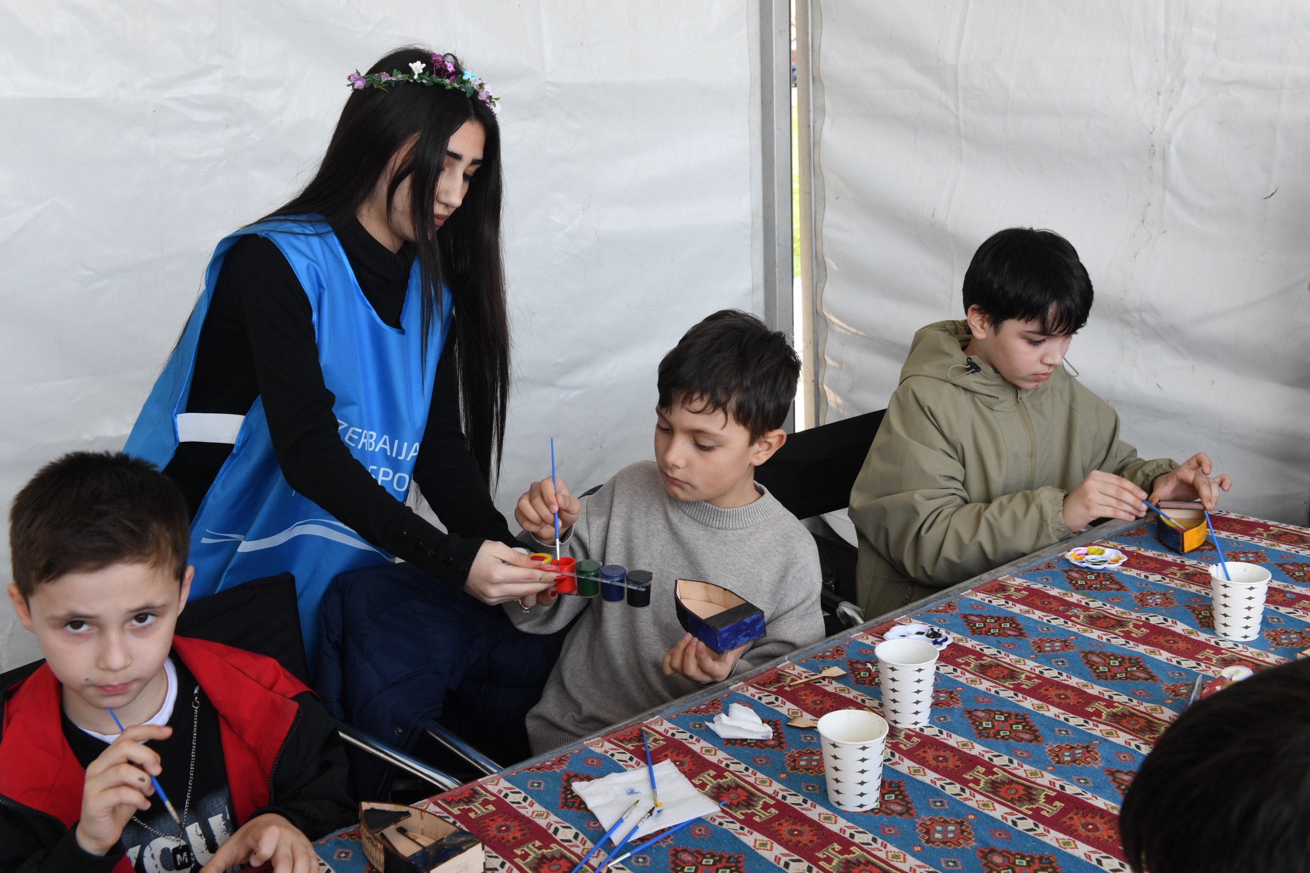 Bakıda Xəzərin suları avarçəkmə və yelkənli qayıqlarla bəzəndi (FOTO)